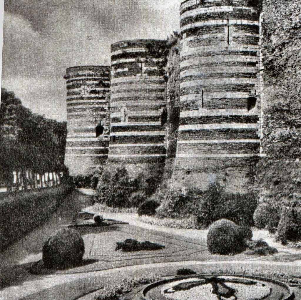 Illustration pour la page location voiture Angers. Image représentant le château d'Angers en noir et blanc pour accentuer l'effet historique.