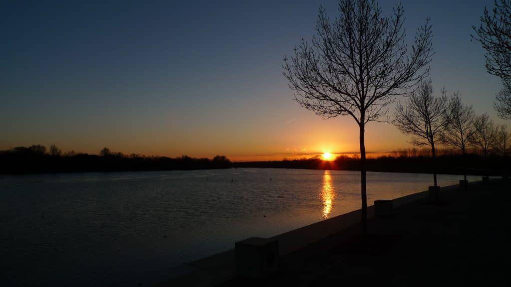 Illustration pour la page location voiture Angers. Image de coucher de soleil vers le carré Héron à Angers.